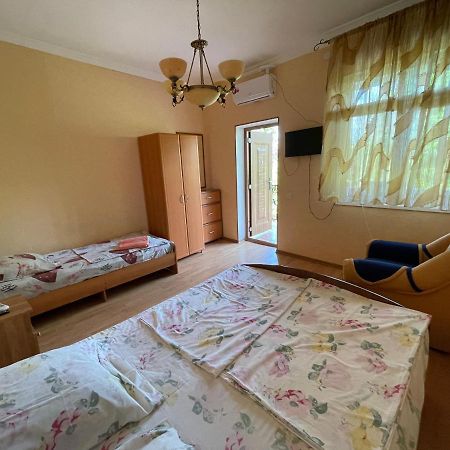 Hotel Гостевой Дом На Гечба Gagra Exterior foto